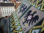 гербы Австрии и Вены на крыше собора, как зеркальное отражение...