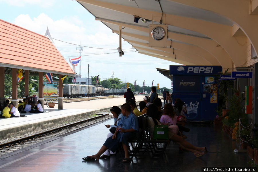 В ожидании поезда Лоп-Бури, Таиланд