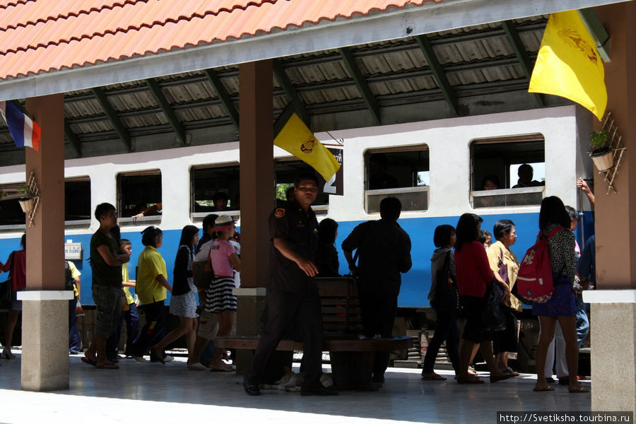 Посадка в тайский вариант электрички — медленный некомфортабельный поезд Лоп-Бури, Таиланд