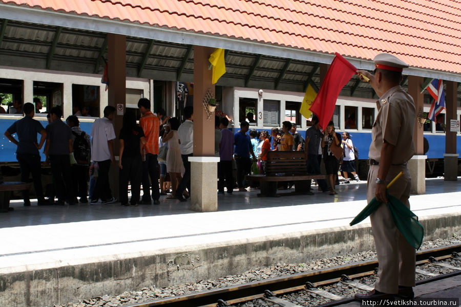 Железнодорожник отдает сигналы Лоп-Бури, Таиланд