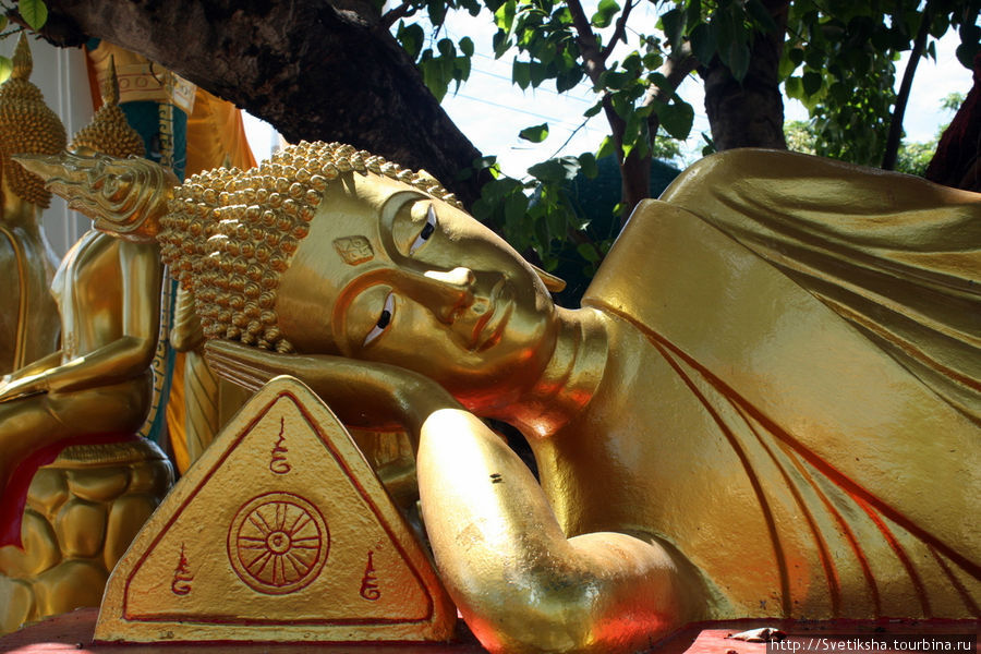 Ват Мани Чонлахан - храмовый комплекс на берегу реки Лопбури Лоп-Бури, Таиланд