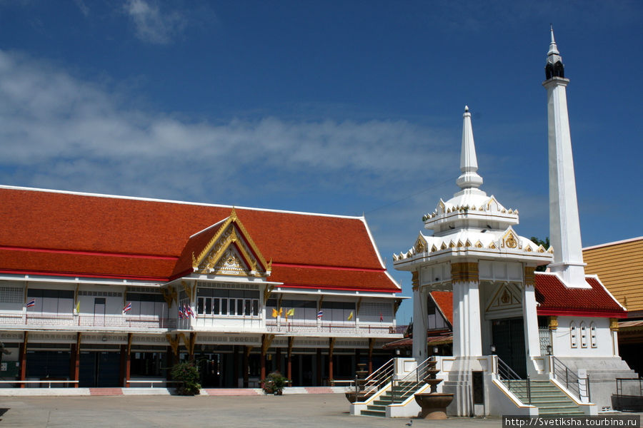 Ват Мани Чонлахан - храмовый комплекс на берегу реки Лопбури Лоп-Бури, Таиланд