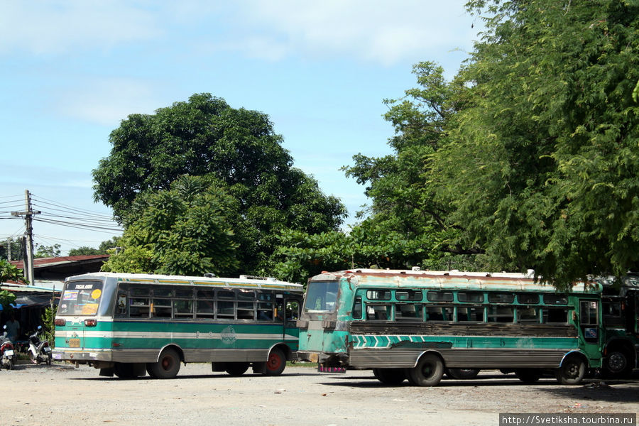 Автобусы на автовокзале в Лопбури Лоп-Бури, Таиланд