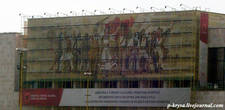 Мозаика на фасаде символизирует ход албанской истории.