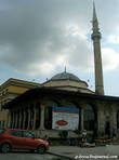 Главная мечеть города — мечеть Этем Бея.