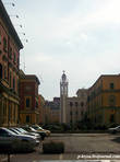 Еще одна башня с часами, возвышающаяся над городом, — башня православного собора