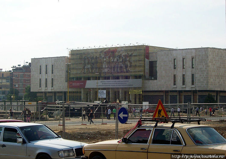 Одно из самых известных зданий Тираны, также расположенное на площади, — Национальный исторический музей Тирана, Албания