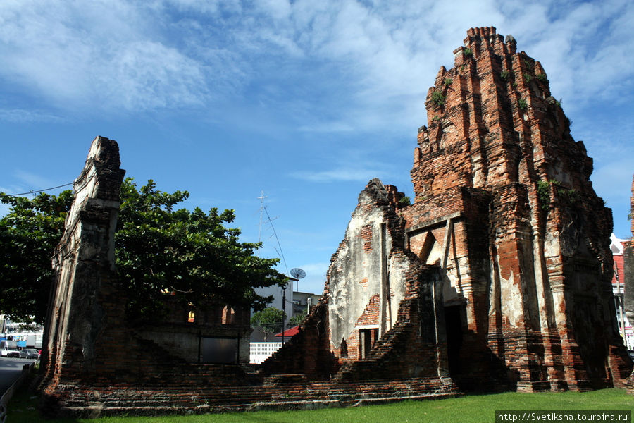 Prang Khaek - старейший монумент в Лопбури Лоп-Бури, Таиланд