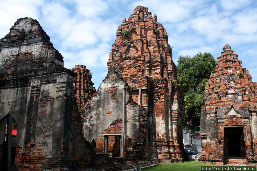 Prang Khaek - старейший монумент в Лопбури Лоп-Бури, Таиланд