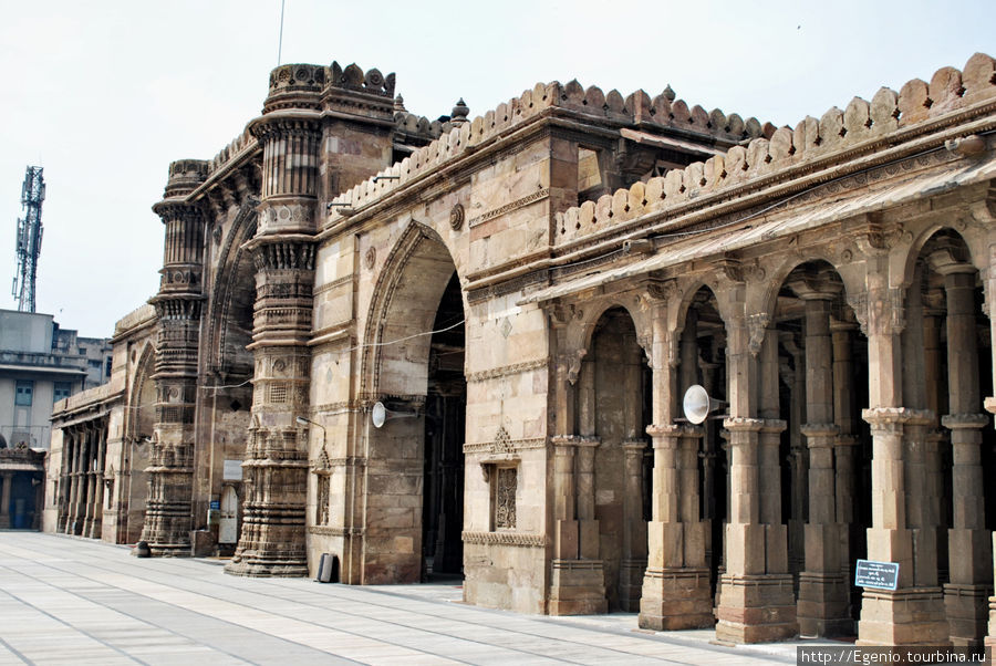 Jama Masjid, построенная в 1423-м году и имеющая 260 колонн. колонны создают легкий галюциногенный эффект (см. следующее фото) Ахмадабад, Индия