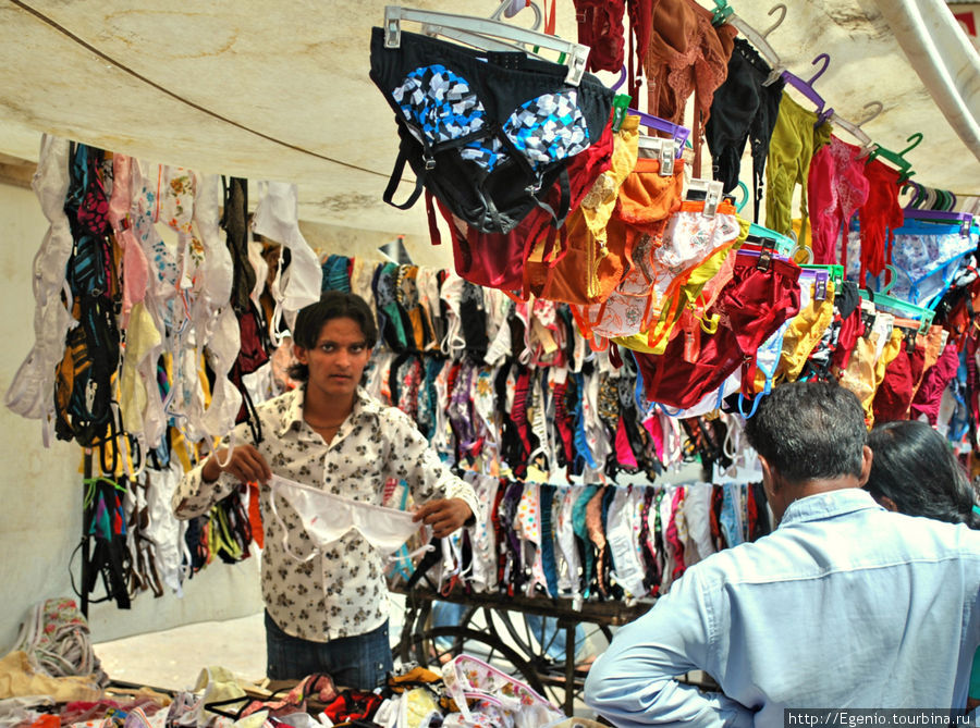 продавец женского нижнего белья прямо у входа в мечеть :) Ахмадабад, Индия