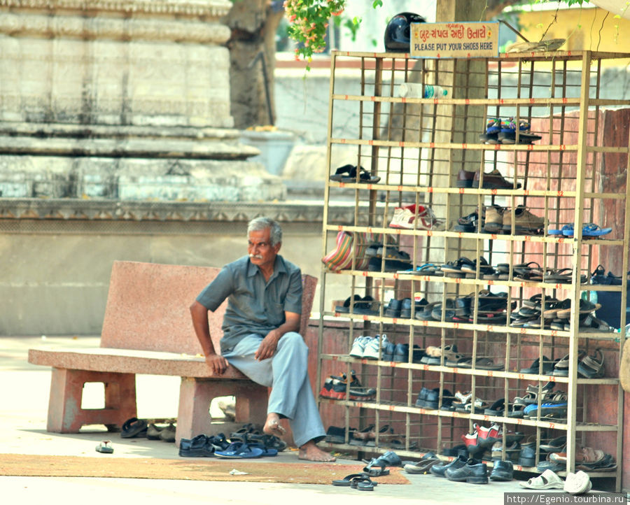 как и в другие храмы, при входе в Джайнский храм положено снимать обувь Ахмадабад, Индия