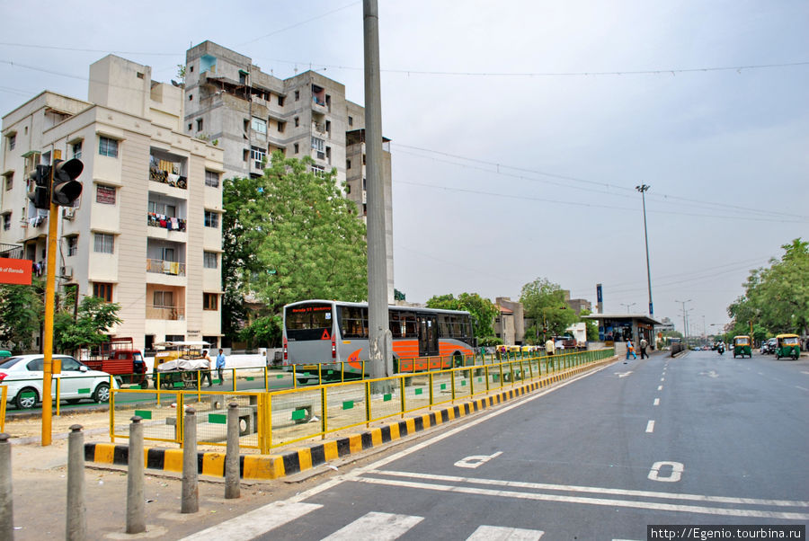 система скоростных автобусов предусматривает остановку посередине дороги, а сами автобусы ездять в крайних рядах, самых близких к центру Ахмадабад, Индия