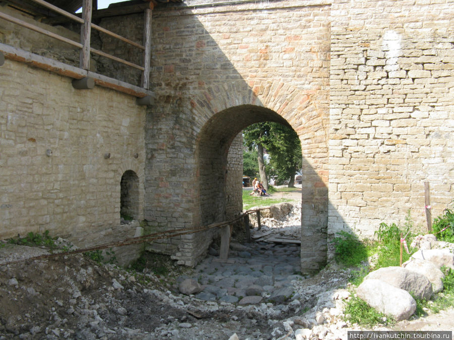 Раскопанная древняя мосто