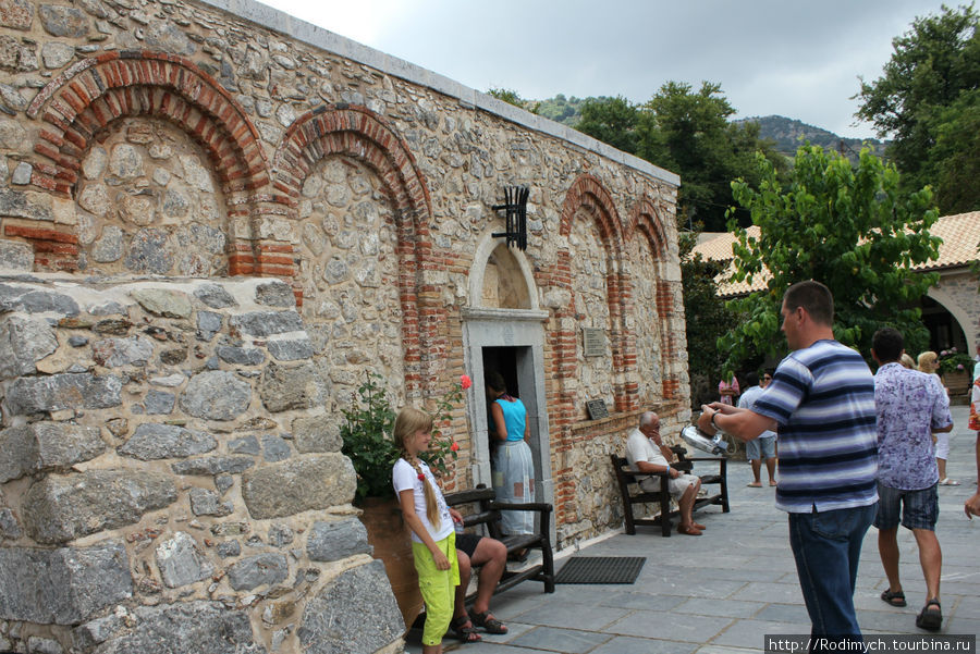 Вход в церковь Лассити, Греция