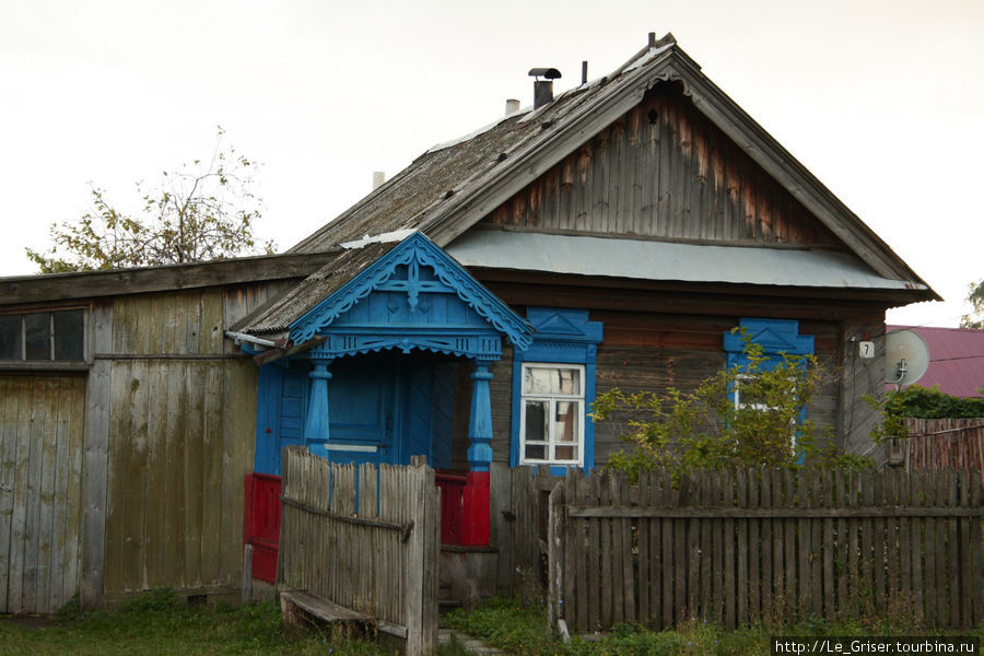 Синий и зеленый цвета популярны среди жителей поселка. В них окрашивают жилые дома, заборы и прочие постройки. Кузоватово, Россия