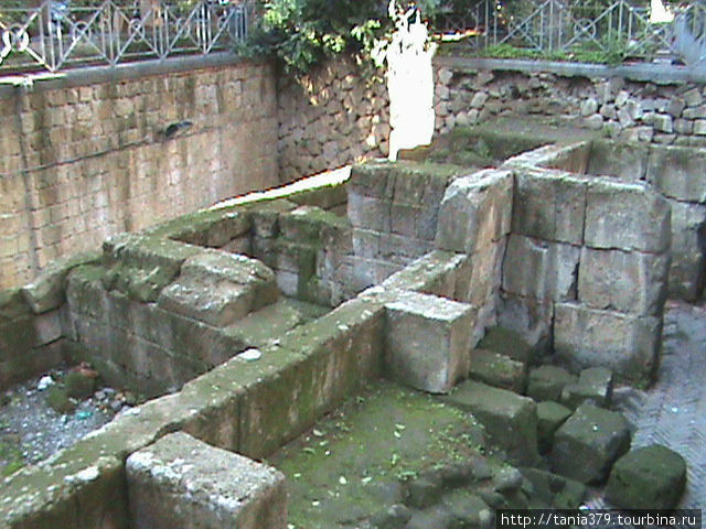 Остатки греческих стен IVст.до н. э. на пл. Беллини. Неаполь, Италия