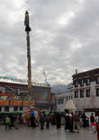 1. Вот уже более тысячи лет монастырь Джоканг является центром религиозного паломничества.