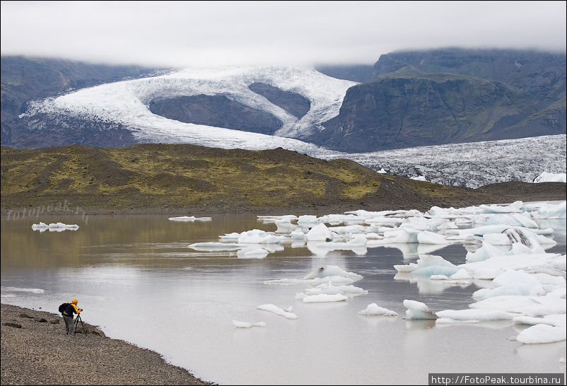 Похоже что на этом леднике сидел тролль, от его пятой точки остался явный отпечаток =)) Южная Исландия, Исландия