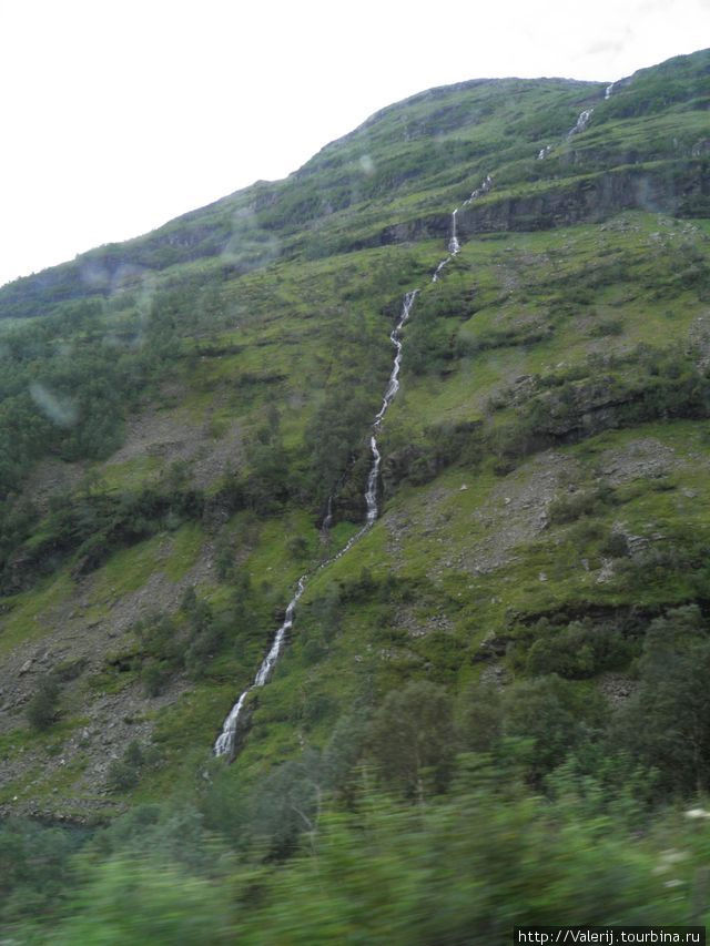 Ручей, срывающийся с горы. Восс, Норвегия