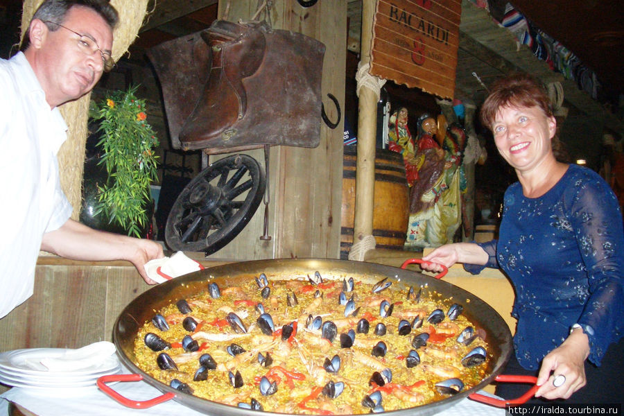 Специально для нас приготовили паэлью на огромной сковороде и очень красиво украсили Испания