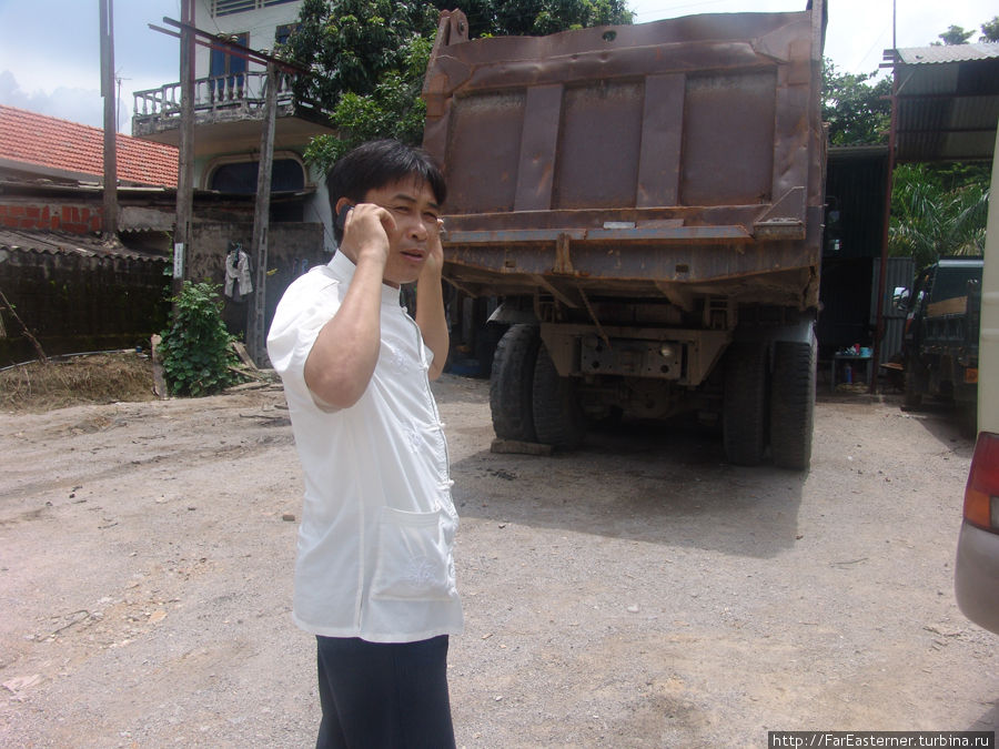 Старый автобус сломался и водитель звонит в Ханой Ха-Лонг, Вьетнам