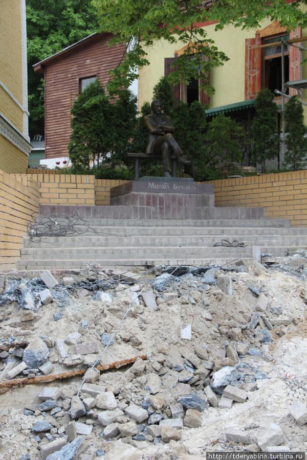 Андреевский спуск был весь перерыт — ремонт в преддверии Евро 2012, поэтому к памятнику Михаилу Булгакову приходится буквально пробираться Киевская область, Украина