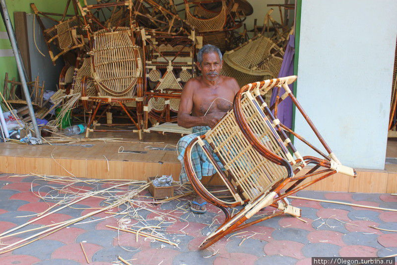 Мебель делают своими руками, что-то даже продают Варкала, Индия