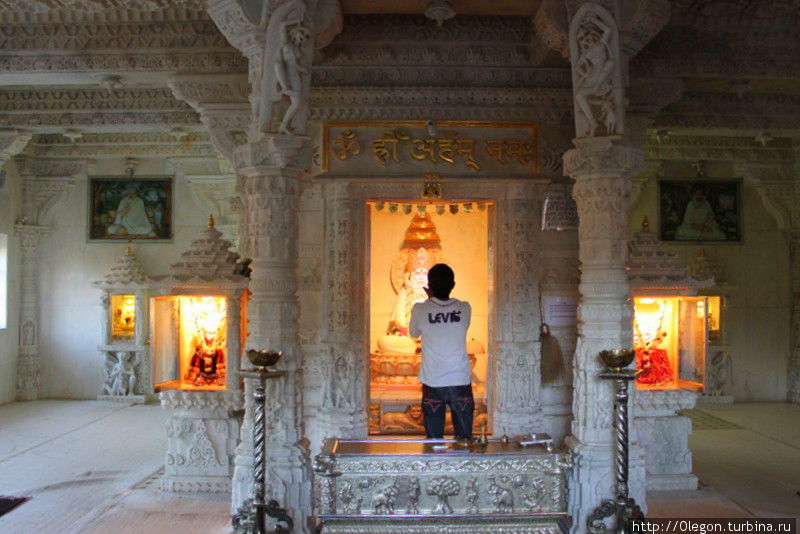 В храме джайнов идёт церемония Ути, Индия