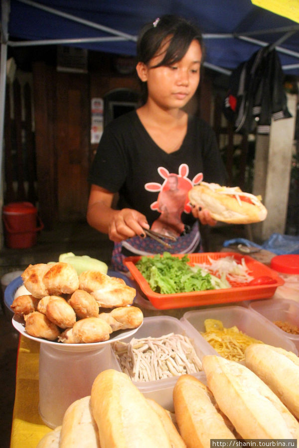 Шведский стол ... на лаосском рынке Луанг-Прабанг, Лаос
