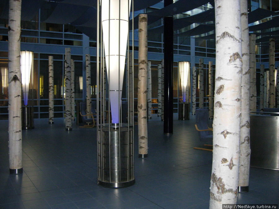Холл образовательного центра AMKE — это художественная инсталяция Северная война. Хельсинки Финляндия