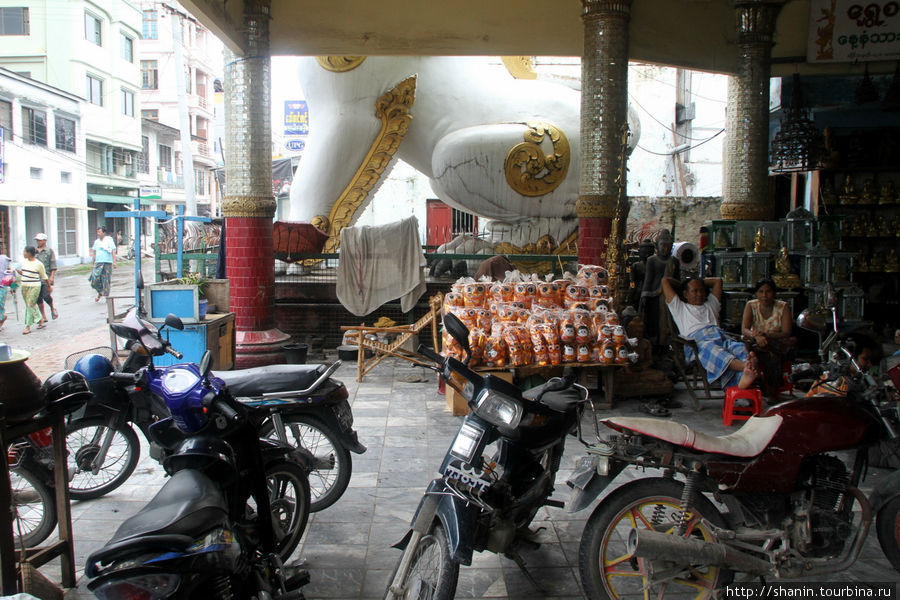 Вход в галерею храма Махамуни Мандалай, Мьянма