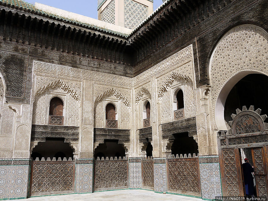 Фес славится самым старым высшим учебным заведением, которое является действующим и в настоящее время. Название его Аль-Каруин. Фес, Марокко