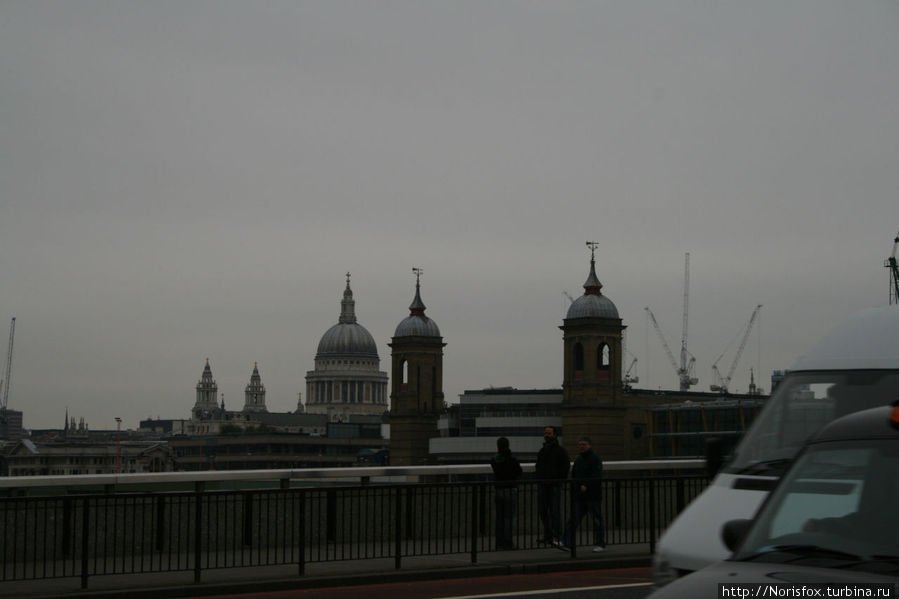за мостом вид на собор св. Павла. Это слева Лондон, Великобритания