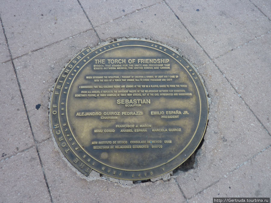 Памятный круг к монументу вставлен в тротуар — весьма оригинально Сан-Антонио, CША