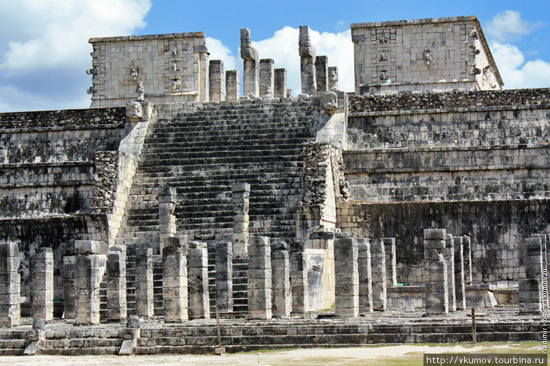 Ещё это здание называют зданием 1000 колонн. Чичен-Ица город майя, Мексика