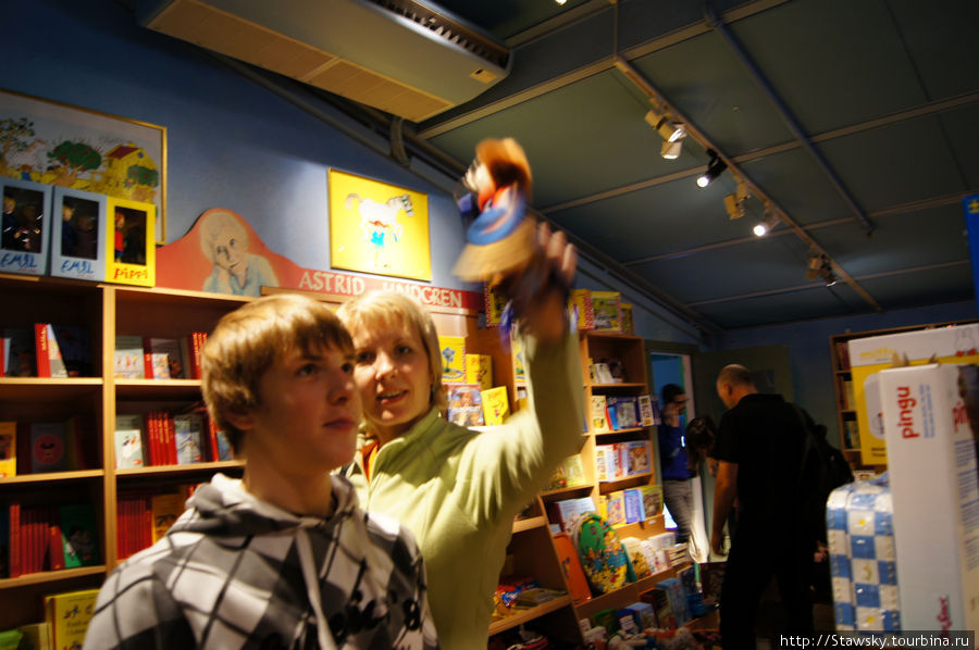 боооольшой магазин с игрушками. Есть даже книги на русском Стокгольм, Швеция