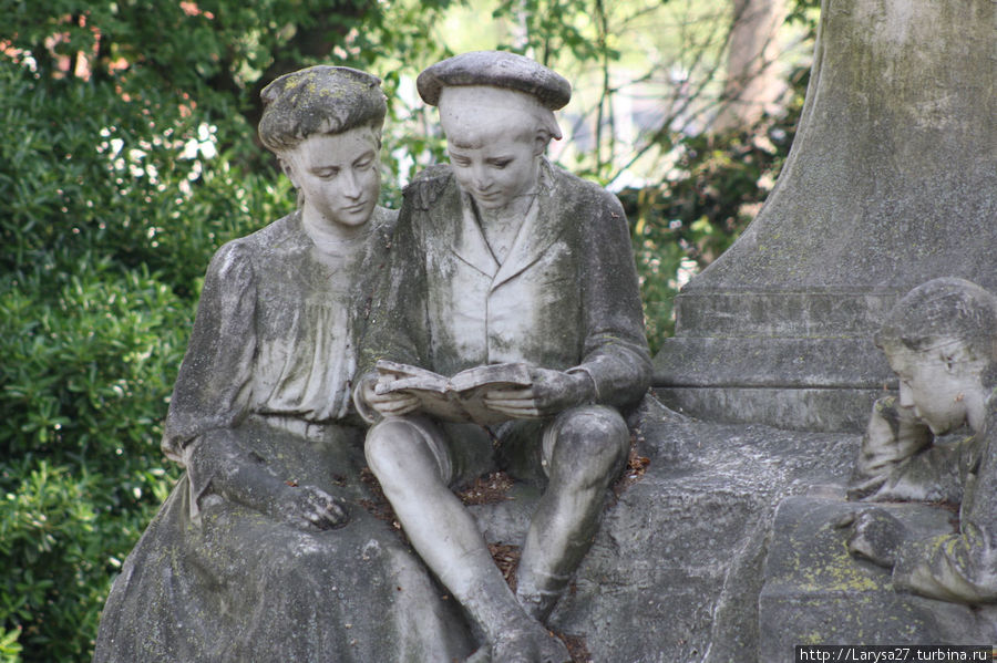 Памятник любимому писателю Амьен, Франция