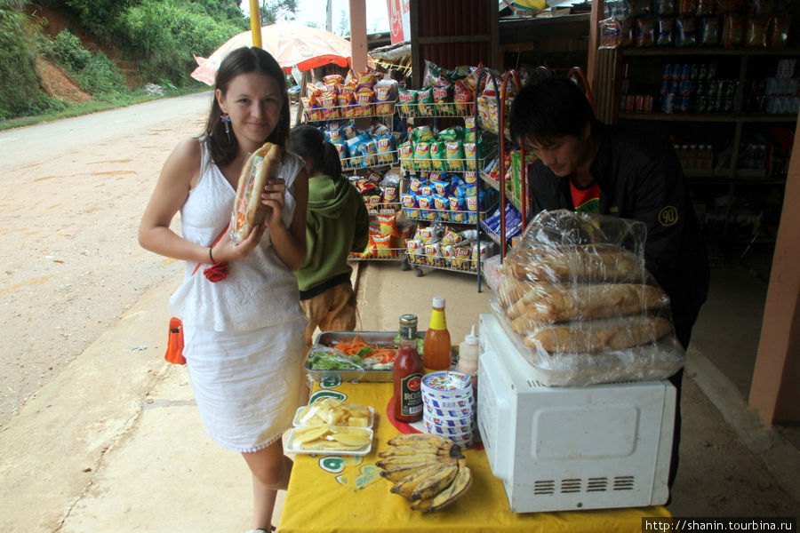 В придорожном магазинчике Лаос