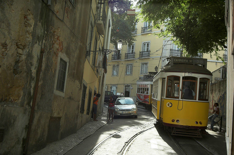 Такие трамваи бегут то вверх, то вниз Лиссабон, Португалия