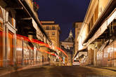 Начиная с XVI в. лавки моста Понте Веккьо превратились в ювелирные магазинчики и мастерские. Поэтому его стали также называть «Золотым мостом».