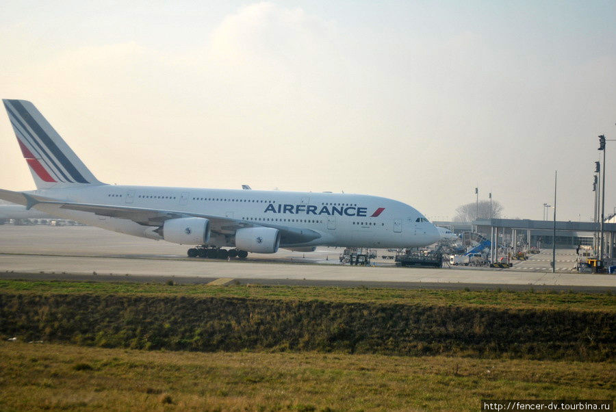 А вот и A380 Париж, Франция