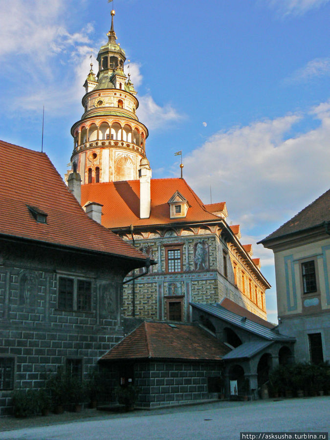 Второй двор знаменит «самой башенной башней», как ее называют чехи. Она является символом Чешского Крумлова, и является самой древней частью всего замкового комплекса. Чешский Крумлов, Чехия