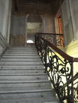 Парадная лестница. Думаю, в конце 19 в. эта лестница, художественное литье и огромное зеркало производили впечатление на гостей этого дома
