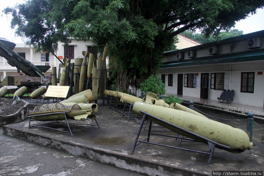 Груда разбитой военной техники Ханой, Вьетнам