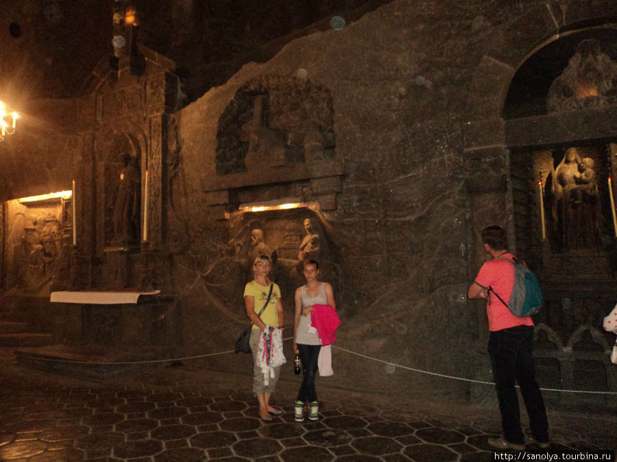 Каплица Св. Кинги — самый глубоко расположенный подземный костел на свете Всё. в том числе и жирандоли и иконы, вырезаны мастерами из соли Величка, Польша