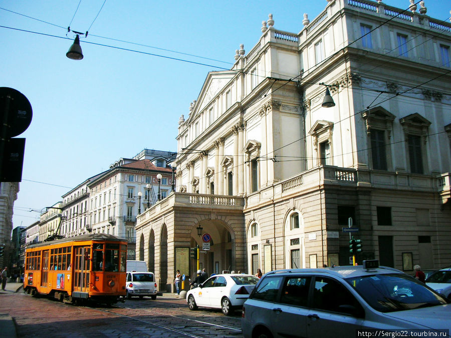 Милан занимает важное место в мировой лирической опере, со знаменитым Театром Ла Скала. Здание похоже на Большой Театр в Москве. Фасад особо не примечательный, не знай я, что это знаменитый театр, прошел бы мимо. Милан, Италия