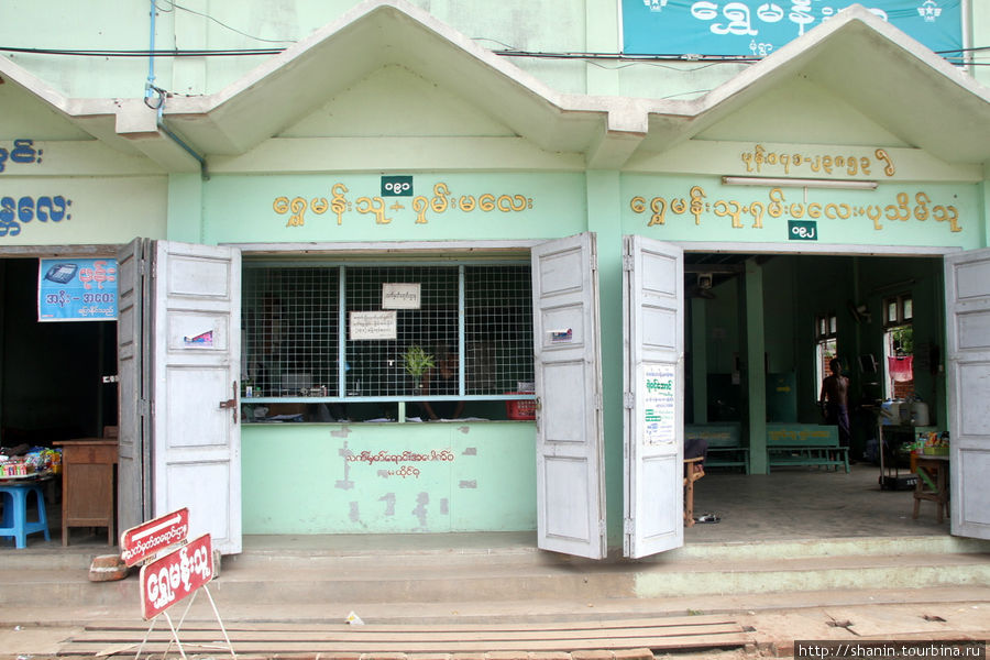 Офисы автобусных компаний. На автостанции в Мониве Монива, Мьянма