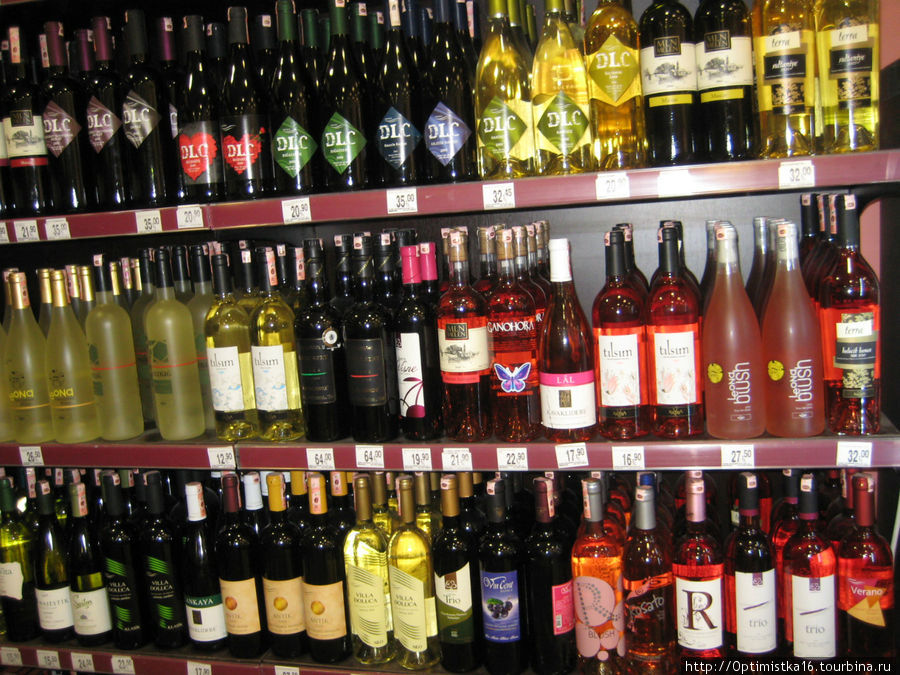 А виноградные вина вполне доступны по цене. Нормально красное или белое сухое вино мы покупаем по 13 — 14 лир. Дидим, Турция
