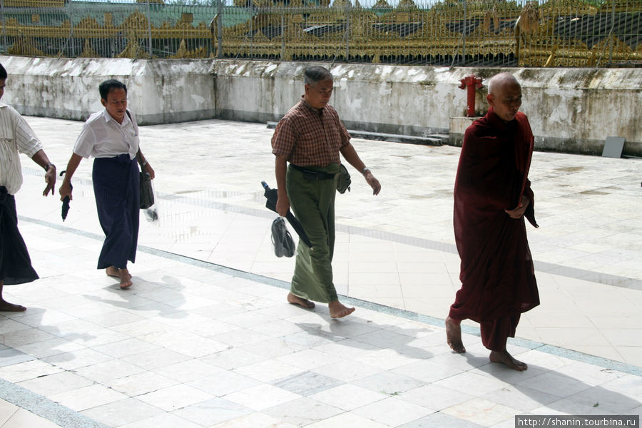 Паломники и монахи у пагоды Шведагон Янгон, Мьянма